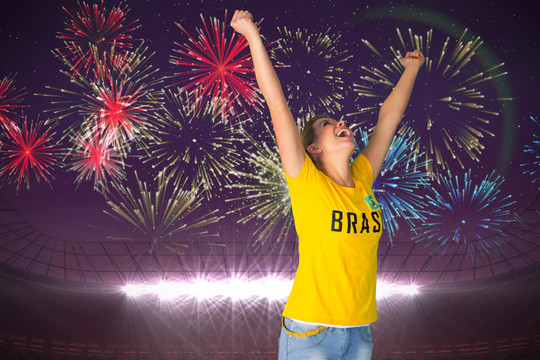 巴西球迷在足球场上空燃放烟花