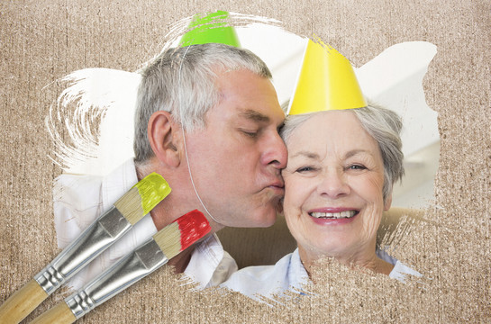 老年夫妇用画笔蘸红色庆祝生日
