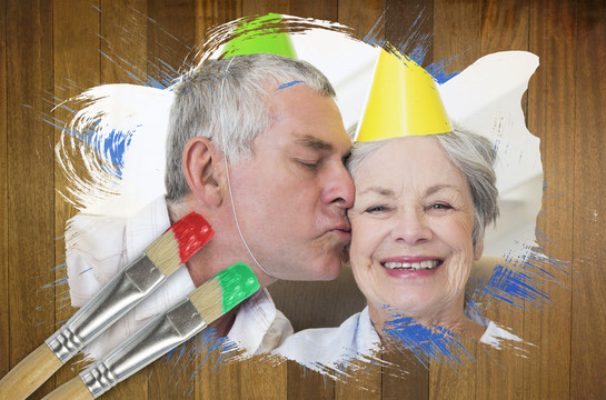 老年夫妇在木板上庆祝生日