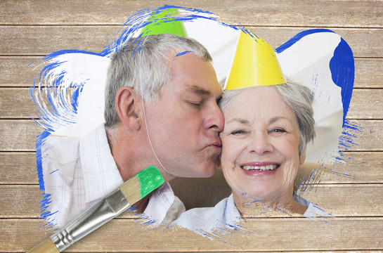老年夫妇在木板庆祝生日