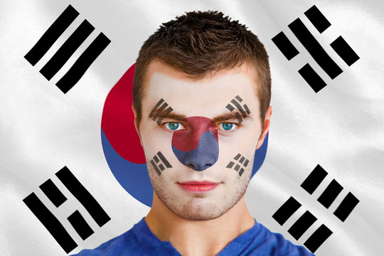 韩国国旗彩绘中严肃年轻球迷