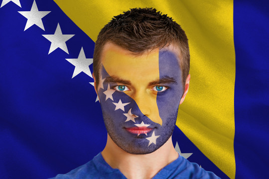 波斯尼亚国旗面部彩绘的球迷