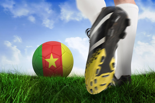 足球鞋把喀麦隆球踢向草地