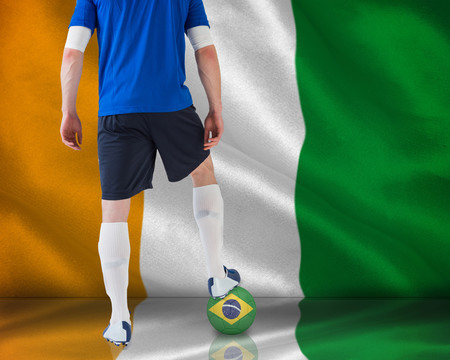 科特迪瓦国旗背景下足球运动员