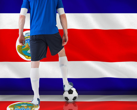 哥斯达黎加国旗背景下足球运动员