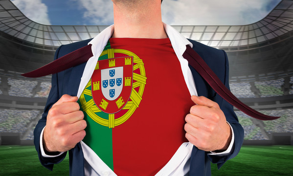 商人打开衬衫展示葡萄牙国旗