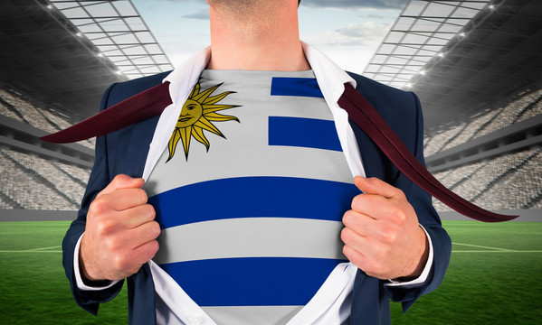 商人打开衬衫展示乌拉圭国旗