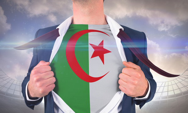 商人打开衬衫展示阿尔及利亚国旗
