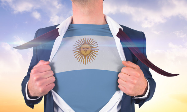 商人打开衬衫展示阿根廷国旗