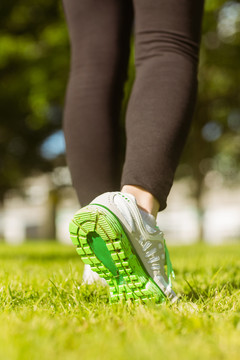 穿运动鞋的妇女在公园慢跑