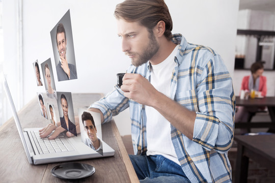 男人对着电脑喝浓缩咖啡