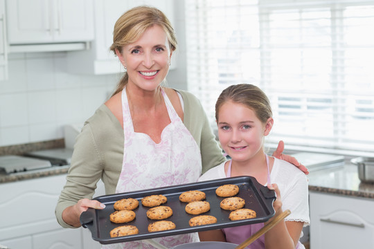 妈妈和女儿在厨房里一起做饼干