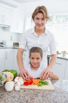 妈妈和女儿在家里厨房准备蔬菜