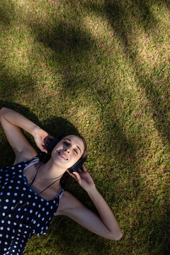 躺在草地上的微笑女人