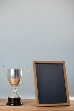 木桌上的奖杯和黑板