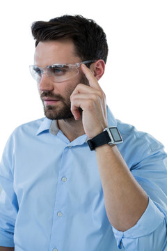 戴虚拟现实眼镜和智能手表的商人