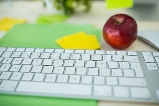 电脑键盘和苹果