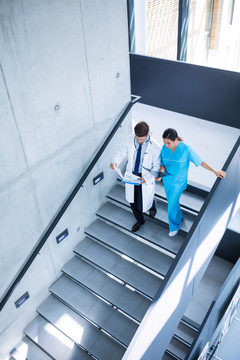 站在医院楼梯上的医生和护士