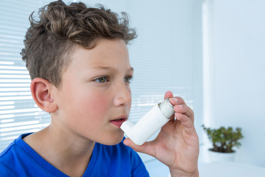 男孩在临床上使用气喘泵