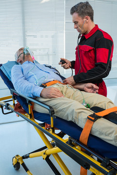 医护人员在门诊检查病人血压