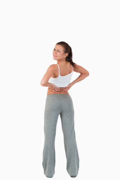 背部疼痛女性的背部视图