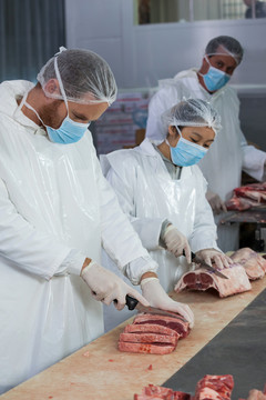 肉厂戴防护耳机的微笑屠夫画像