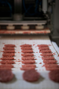 肉厂加工香肠的女性屠夫画像