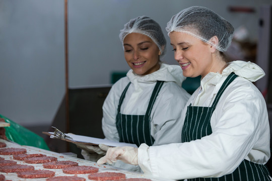 肉厂女肉贩在剪贴板上保存记录