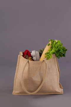 杂货袋中的蔬菜