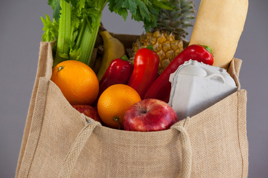杂货袋中的蔬菜和水果