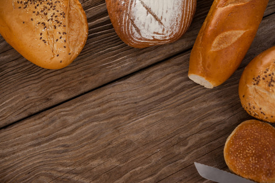 各种木制背景面包