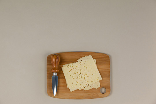 切碎板上的奶酪片