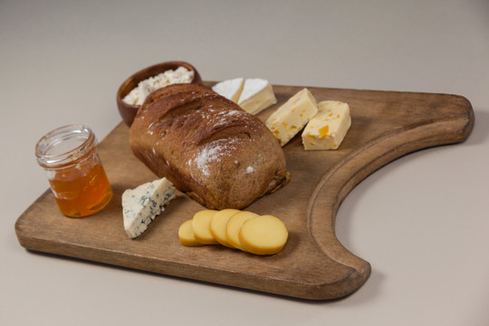 切碎板上有面包和酱汁的奶酪