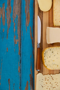 木板上奶酪的特写