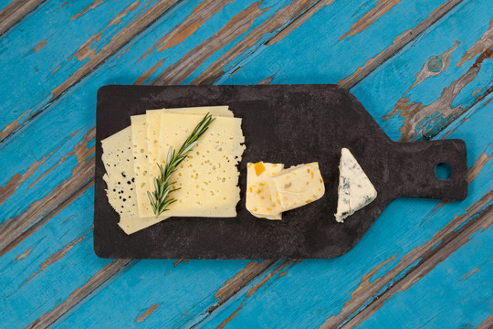 切菜板上有各种迷迭香奶酪