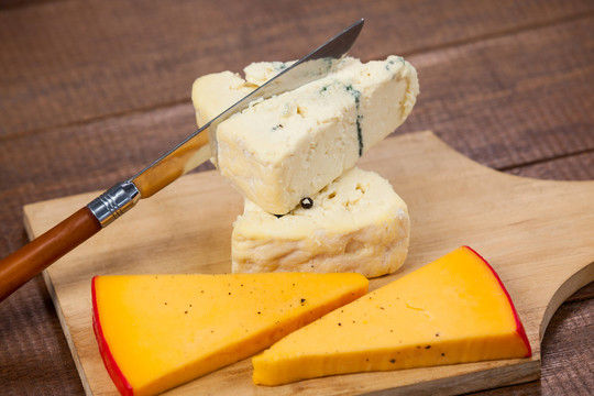 在木板上切奶酪片