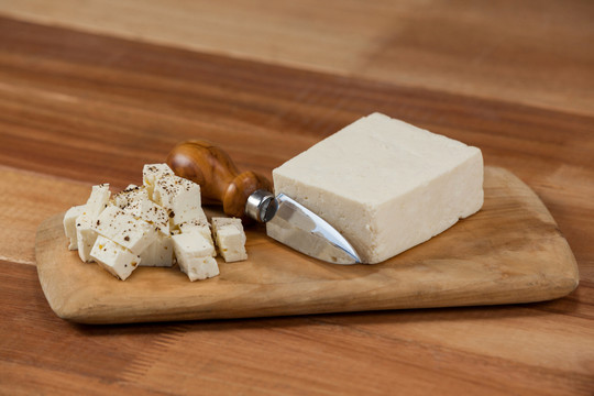 木板上的奶酪片