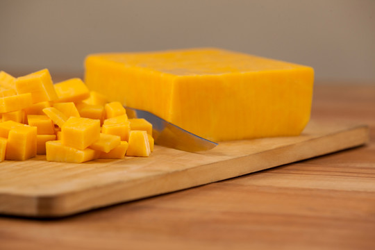 用刀在木板上切的奶酪块