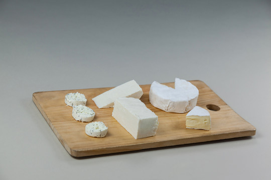 木板上的奶酪片