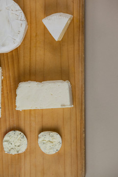 木板上不同类型的奶酪