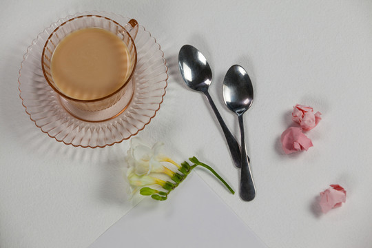 桌面上的咖啡杯和汤匙