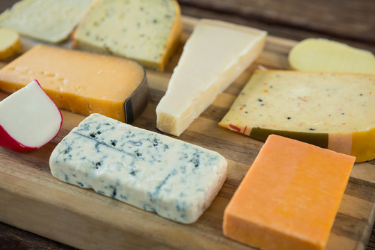 木板上各种奶酪的特写