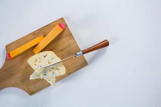 白底木板上的各种奶酪
