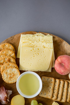 木板上的奶酪