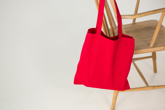 白底红包挂在木椅上