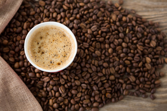 咖啡豆和咖啡的特写镜头