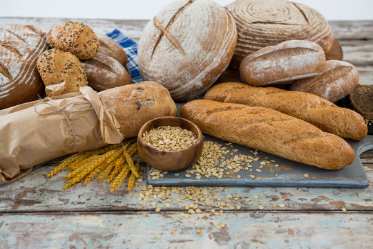 不同类型小麦表面的小麦面包