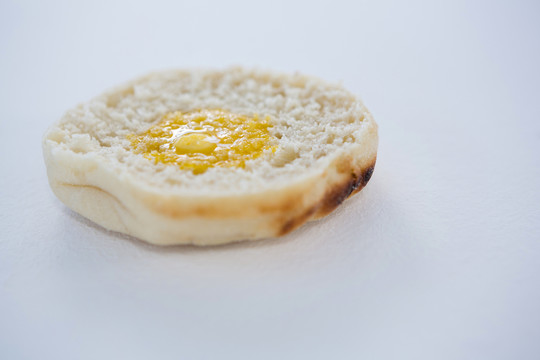 白底面包片上的融化黄油
