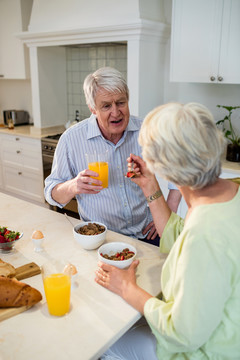 老年夫妇在家一起吃早餐