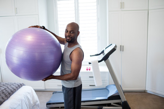 男子在家卧室用健身球